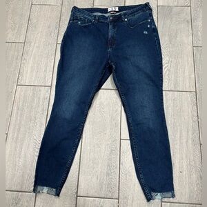 FREE PEOPLE We the Free Curvy Raw Edge Cropped Jeans Women’s Size 35